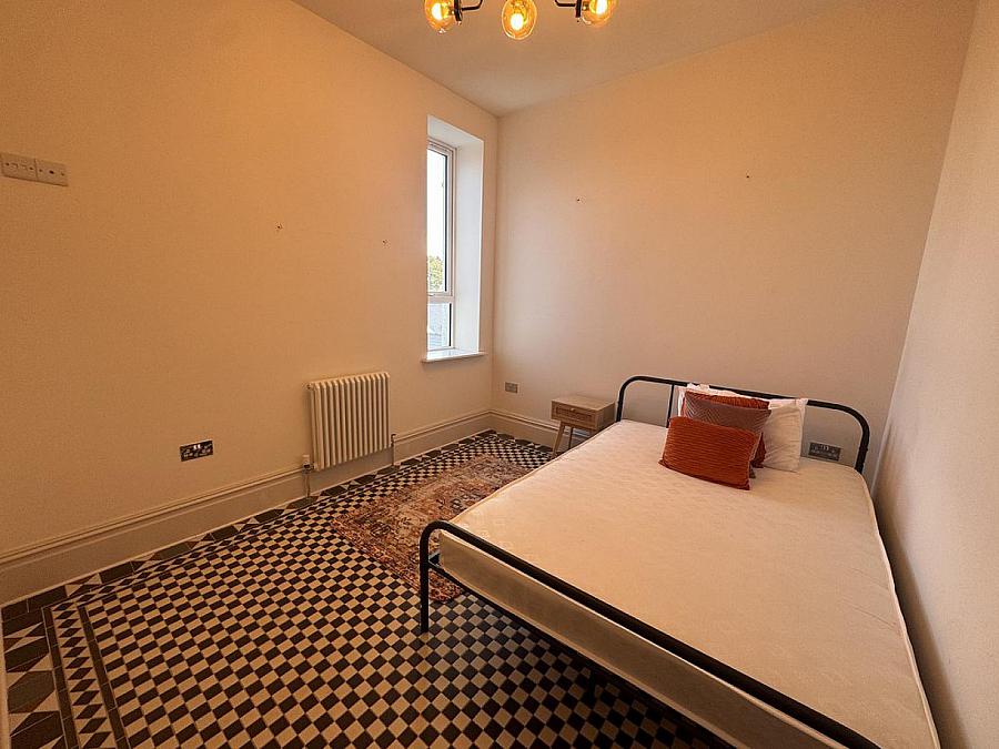 Apt 5, 13 Wellington Park