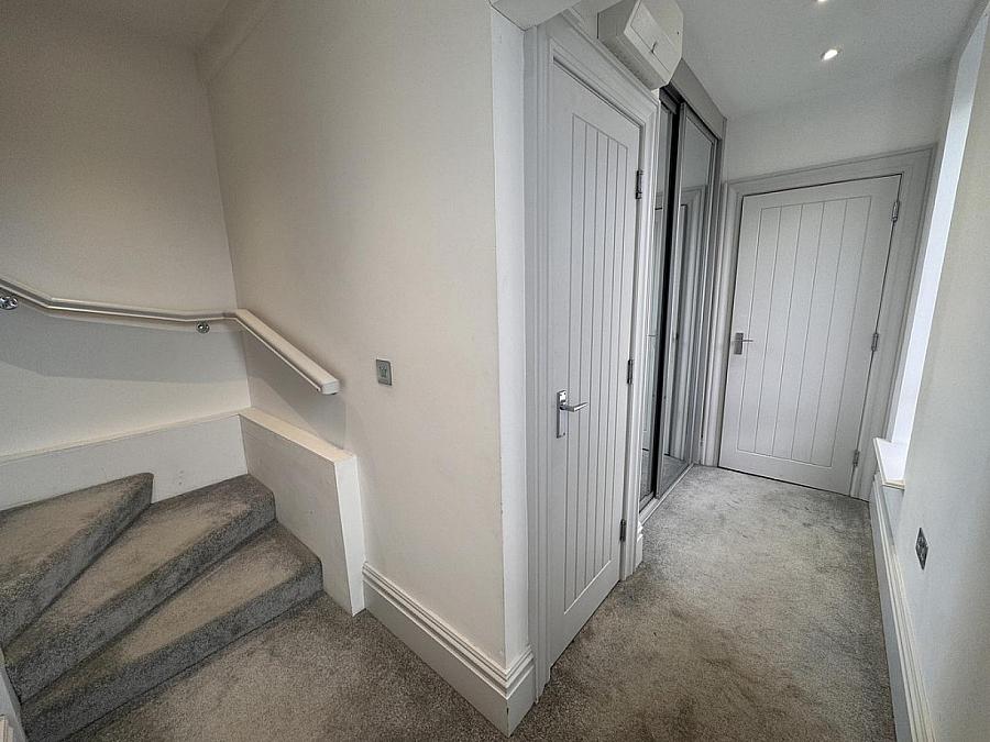 Apt 5, 13 Wellington Park