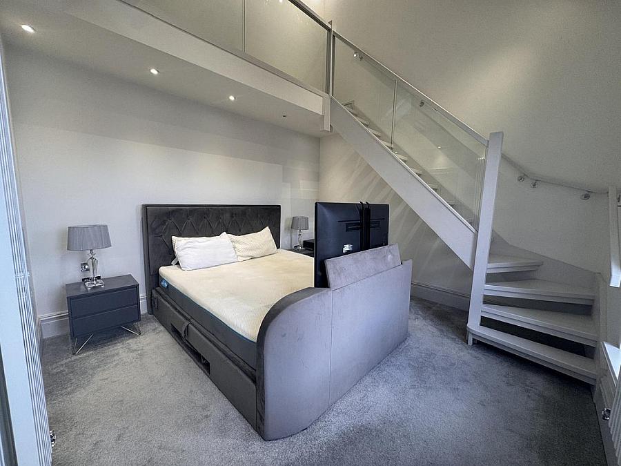 Apt 5, 13 Wellington Park