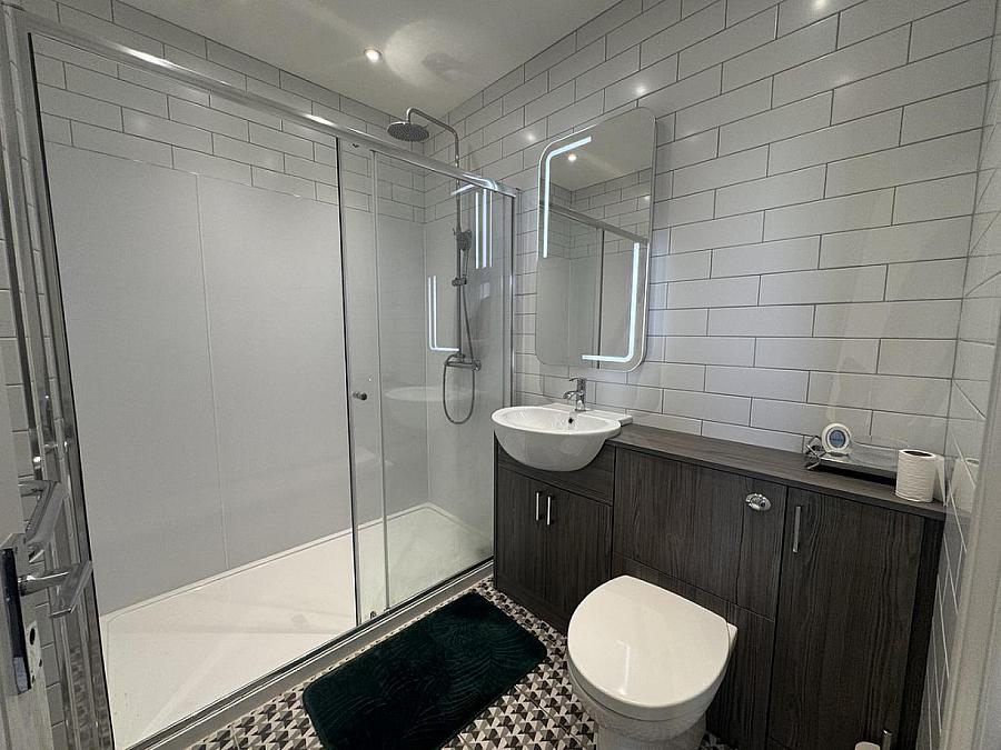 Apt 5, 13 Wellington Park