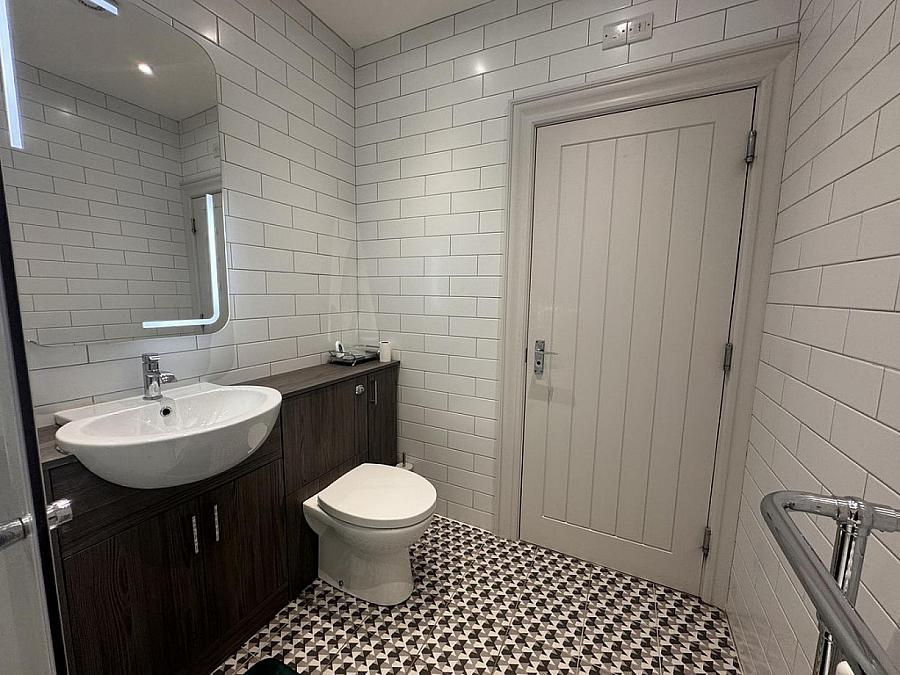 Apt 5, 13 Wellington Park