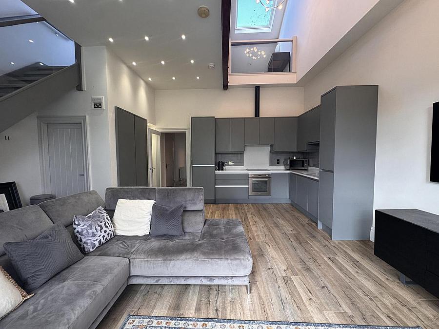 Apt 5, 13 Wellington Park