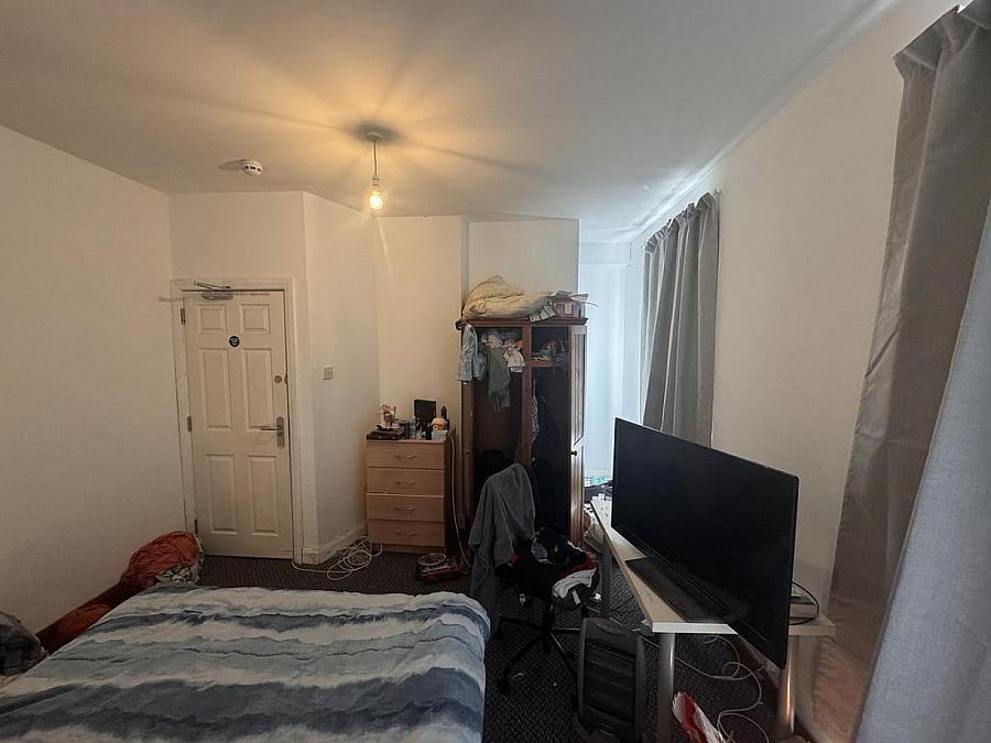 Flat 2, 6 Eglantine Avenue