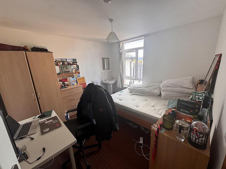 Flat 2, 6 Eglantine Avenue