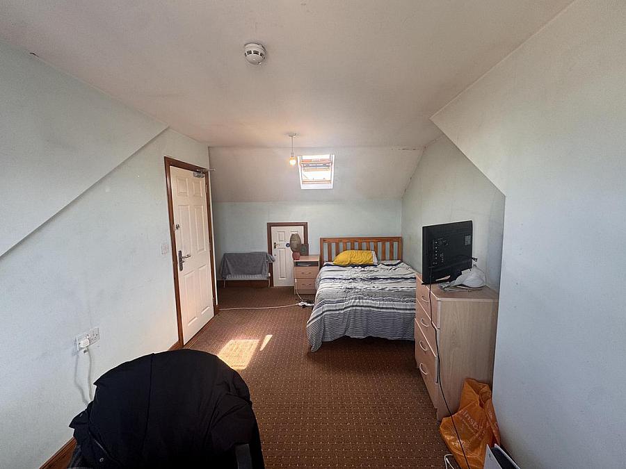 Flat 2, 6 Eglantine Avenue