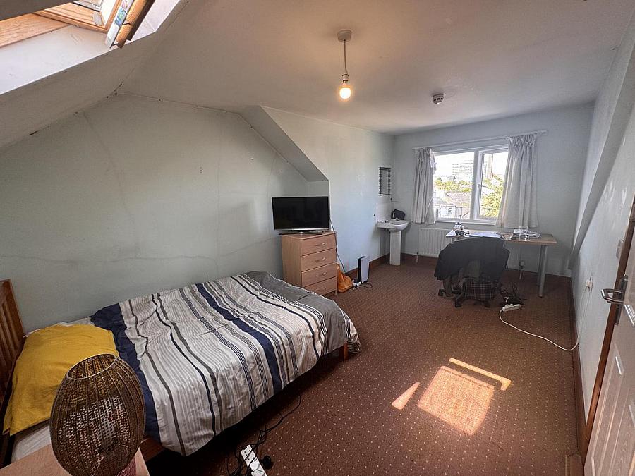 Flat 2, 6 Eglantine Avenue