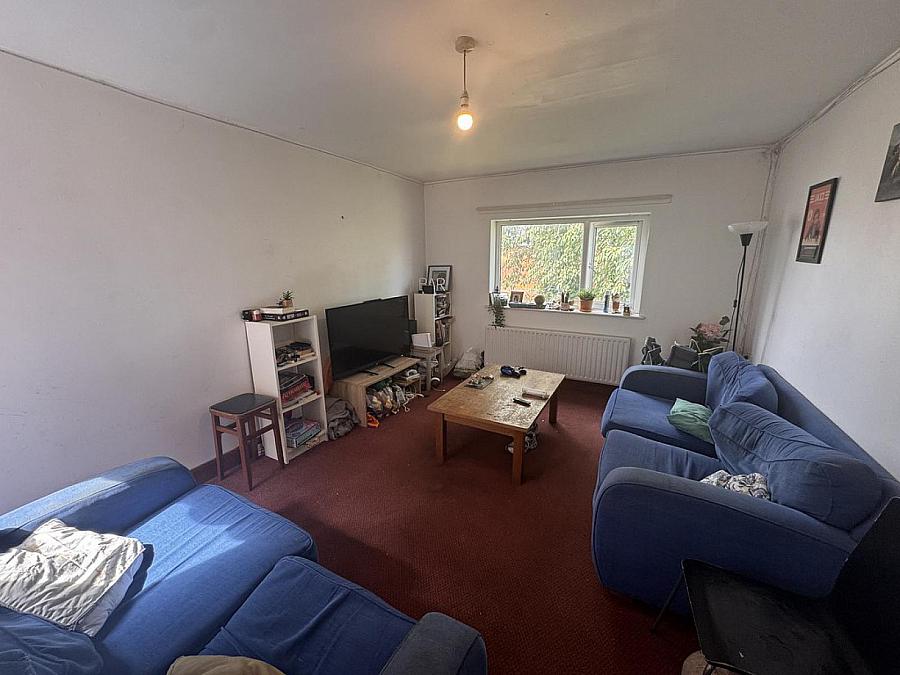 Flat 2, 6 Eglantine Avenue