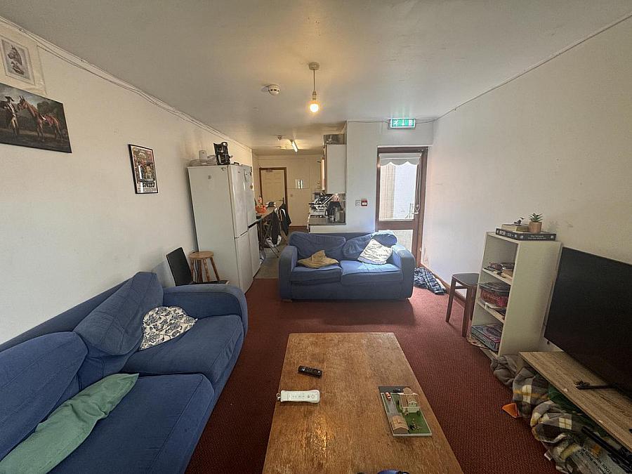 Flat 2, 6 Eglantine Avenue