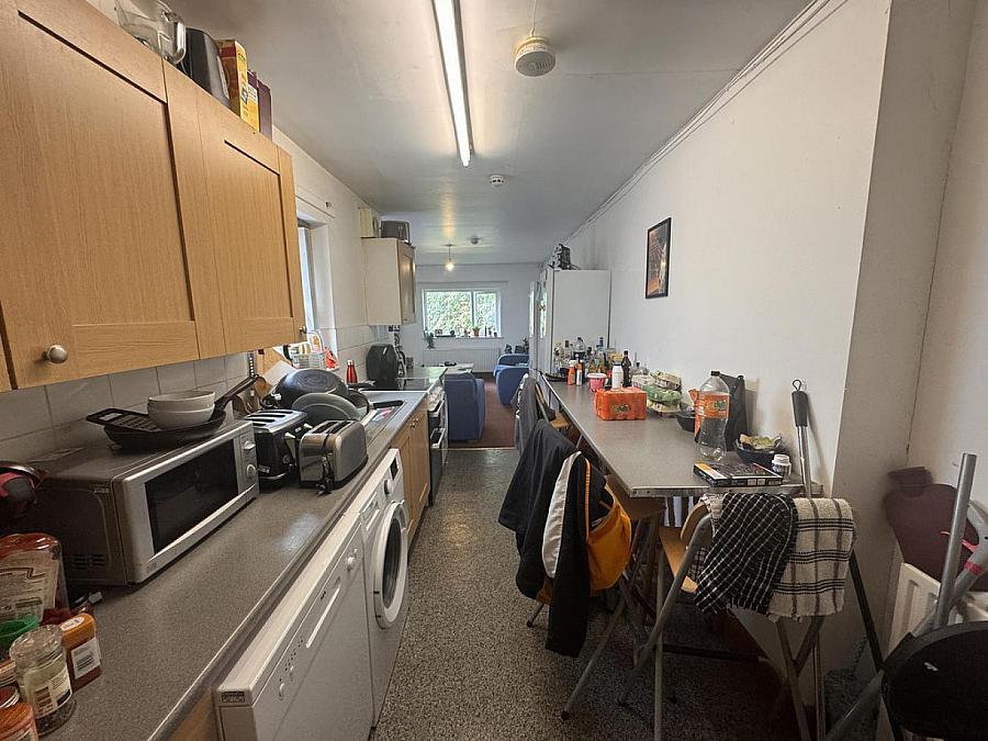 Flat 2, 6 Eglantine Avenue