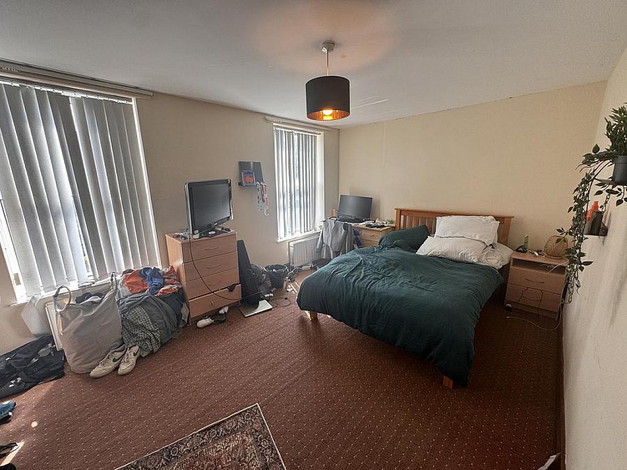 Flat 2, 6 Eglantine Avenue