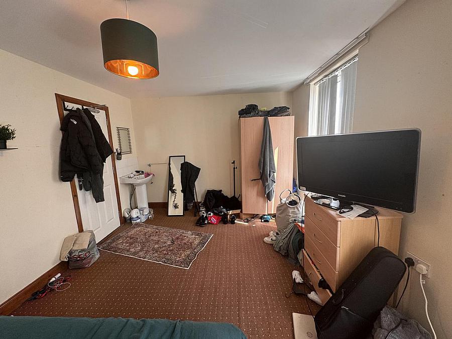 Flat 2, 6 Eglantine Avenue