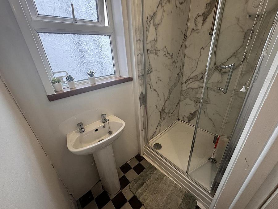 Flat 2, 6 Eglantine Avenue