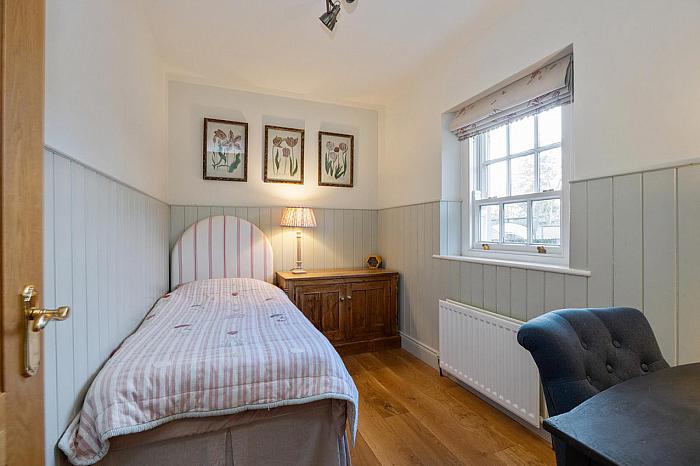 10 Eglantine Demesne Road