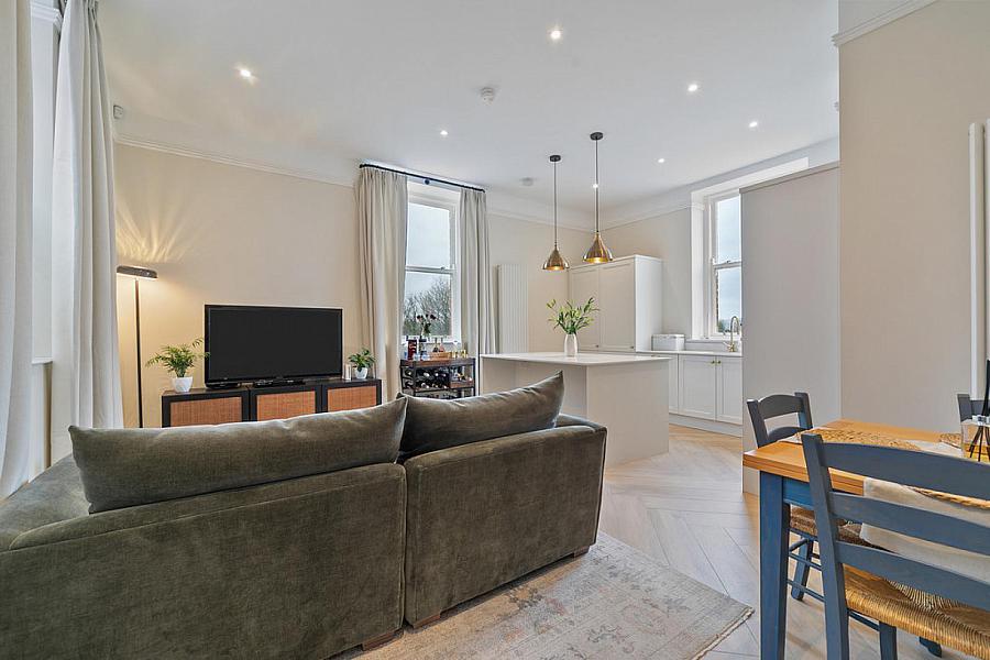 Apt 17, 6 Lady Ishbel Boulevard