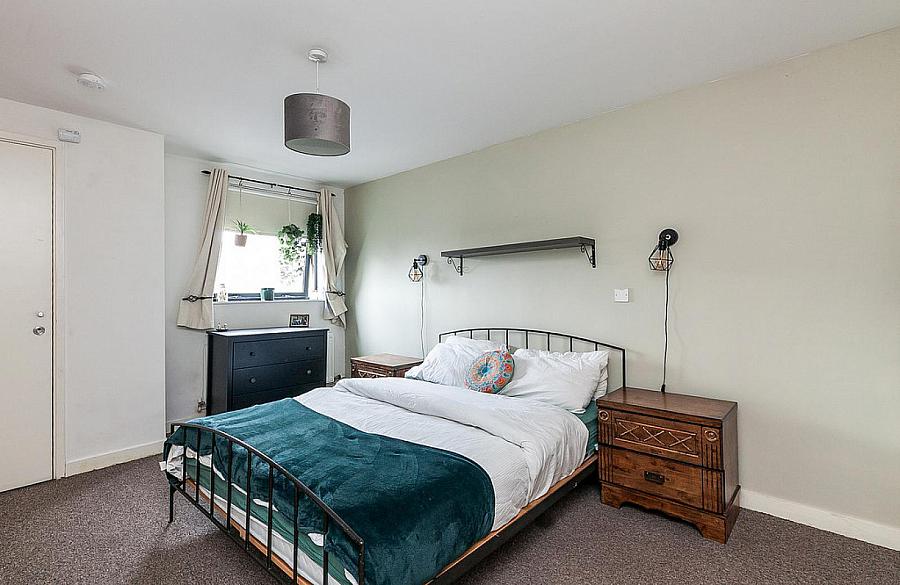 Apartment 60, 17 Queens Square