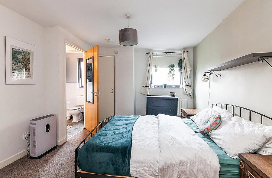 Apartment 60, 17 Queens Square