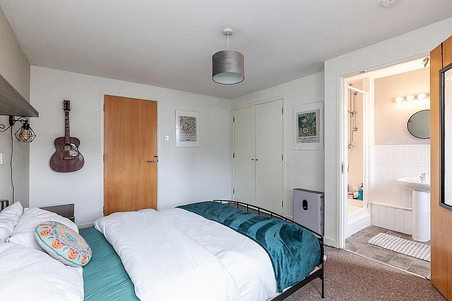 Apartment 60, 17 Queens Square