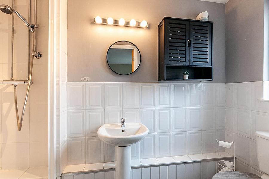 Apartment 60, 17 Queens Square