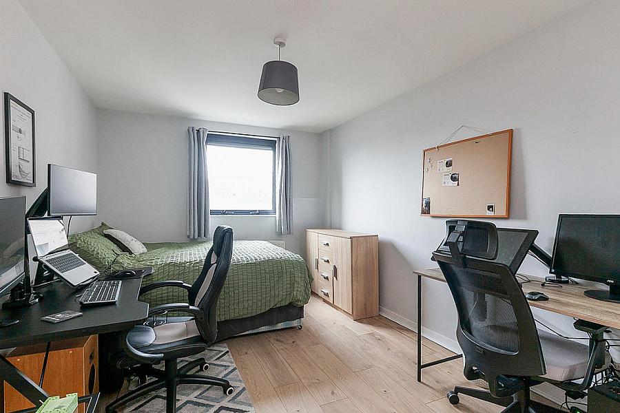 Apartment 60, 17 Queens Square