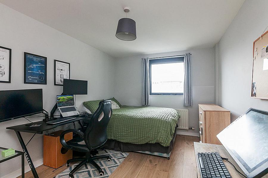 Apartment 60, 17 Queens Square