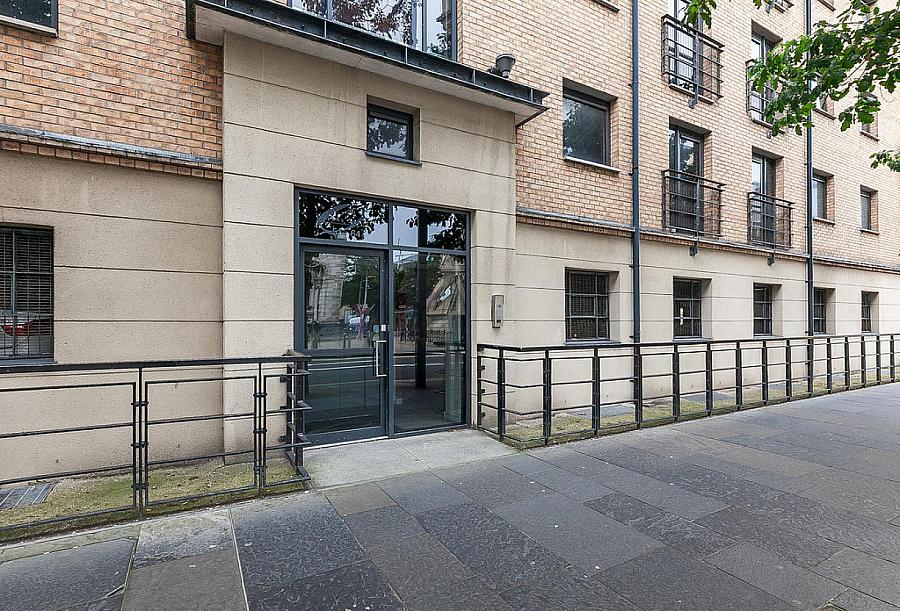 Apartment 60, 17 Queens Square