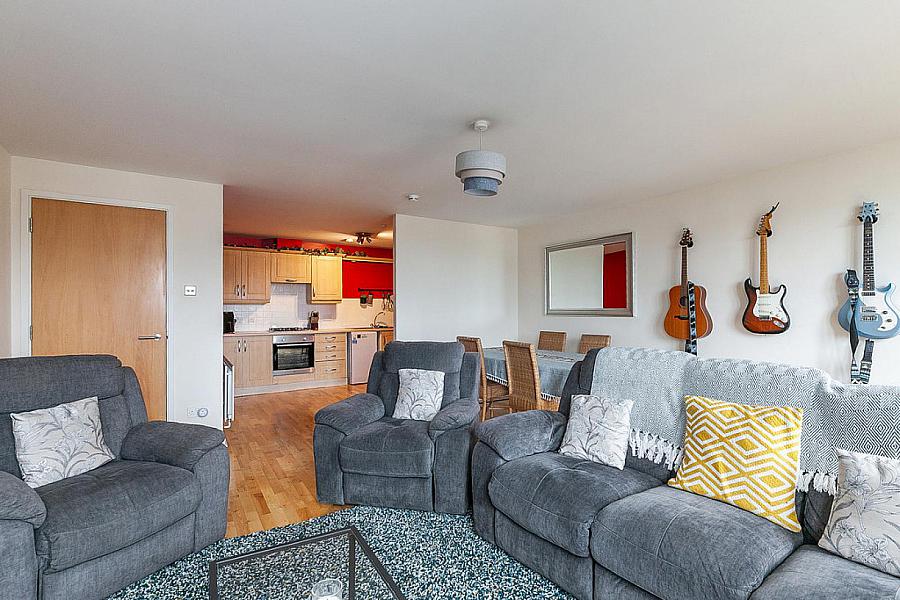 Apartment 60, 17 Queens Square