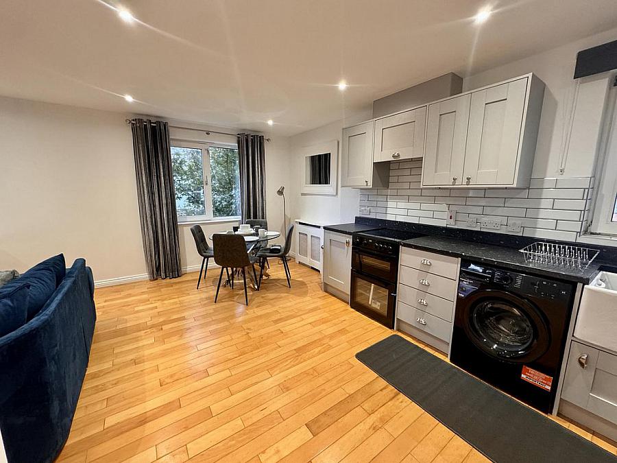 Apt 11 Ascot House