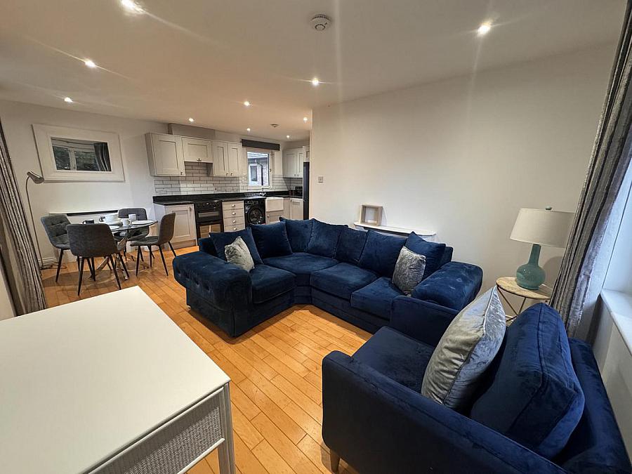 Apt 11 Ascot House