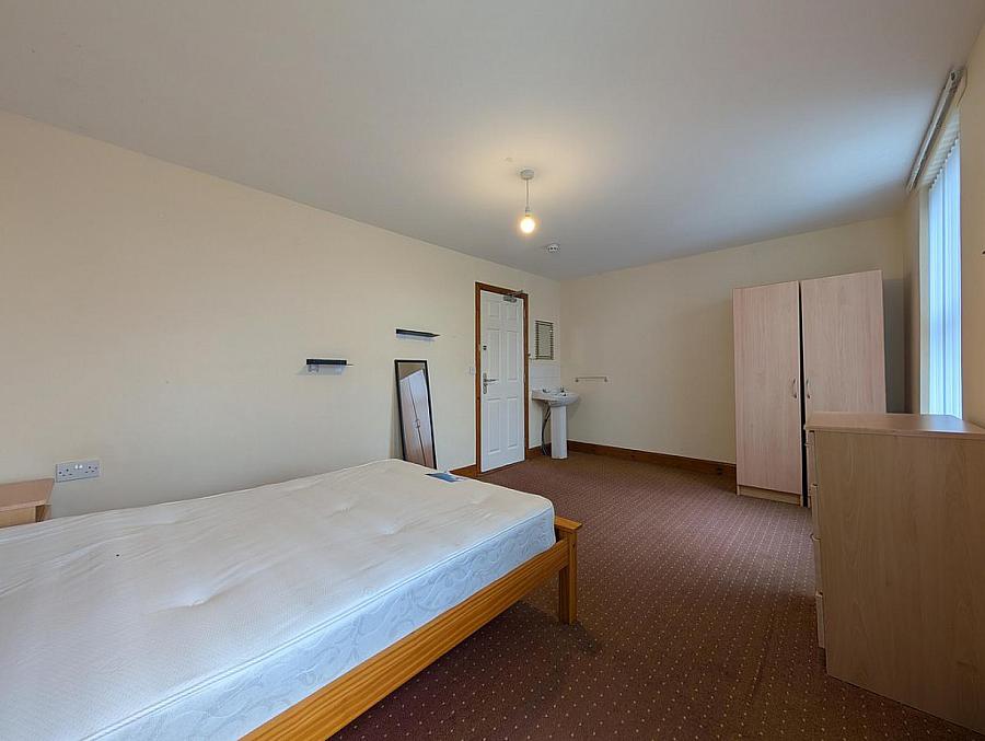 Flat 2, 6 Eglantine Avenue
