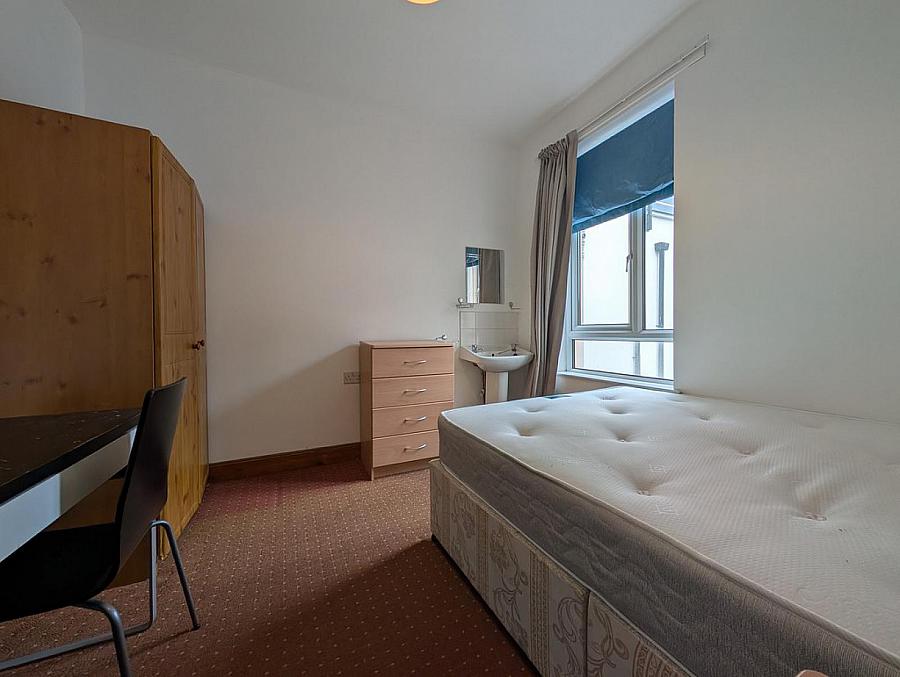 Flat 2, 6 Eglantine Avenue