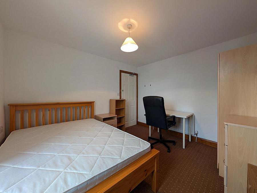 Flat 2, 6 Eglantine Avenue