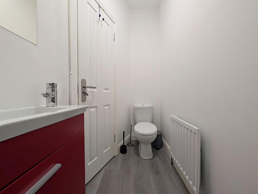 Flat 2, 6 Eglantine Avenue