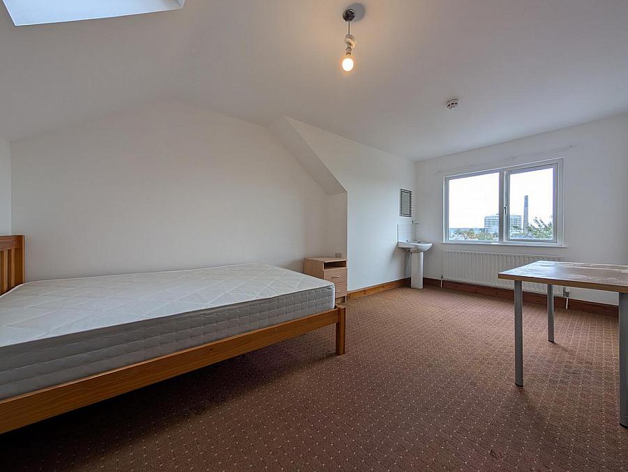 Flat 2, 6 Eglantine Avenue