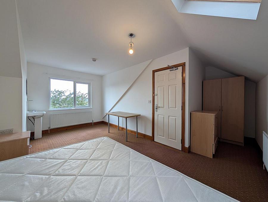Flat 2, 6 Eglantine Avenue