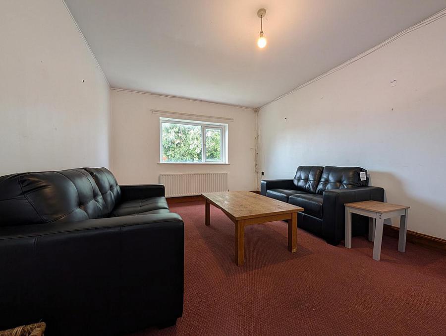 Flat 2, 6 Eglantine Avenue