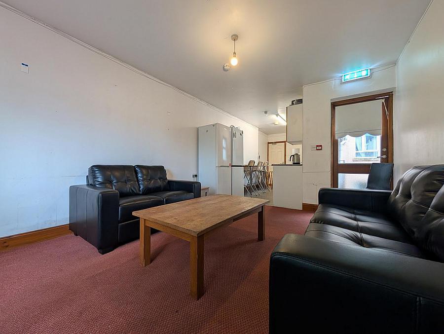 Flat 2, 6 Eglantine Avenue