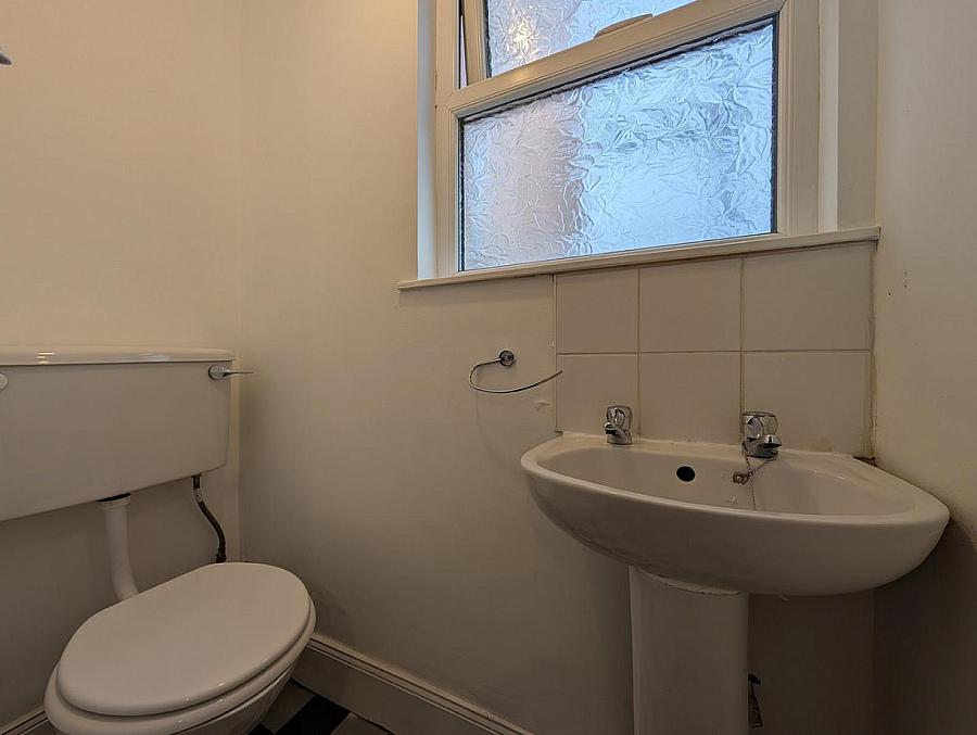 Flat 2, 6 Eglantine Avenue