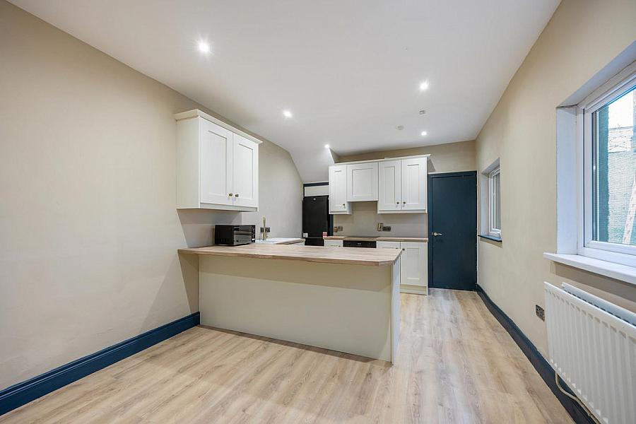 Apt 2 48 North Parade