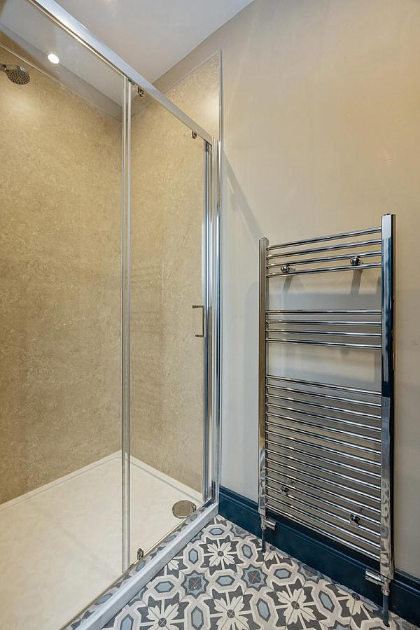 Apt 4 48 North Parade