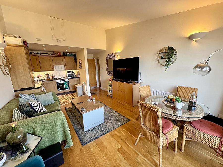 Apartment 14 Lesley Plaza