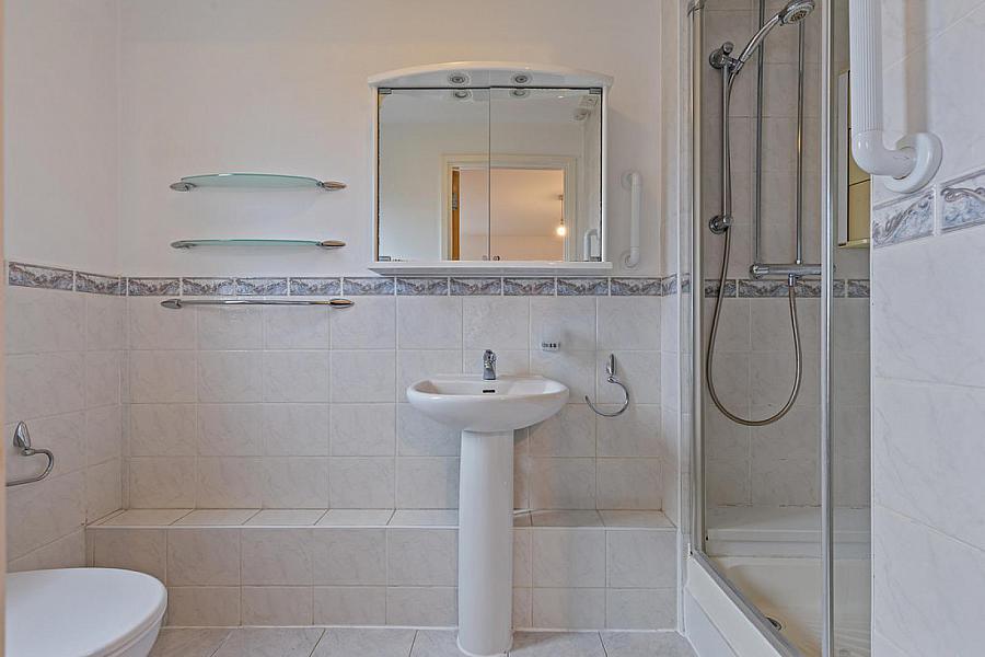 Apt 59, 17 Queens Square