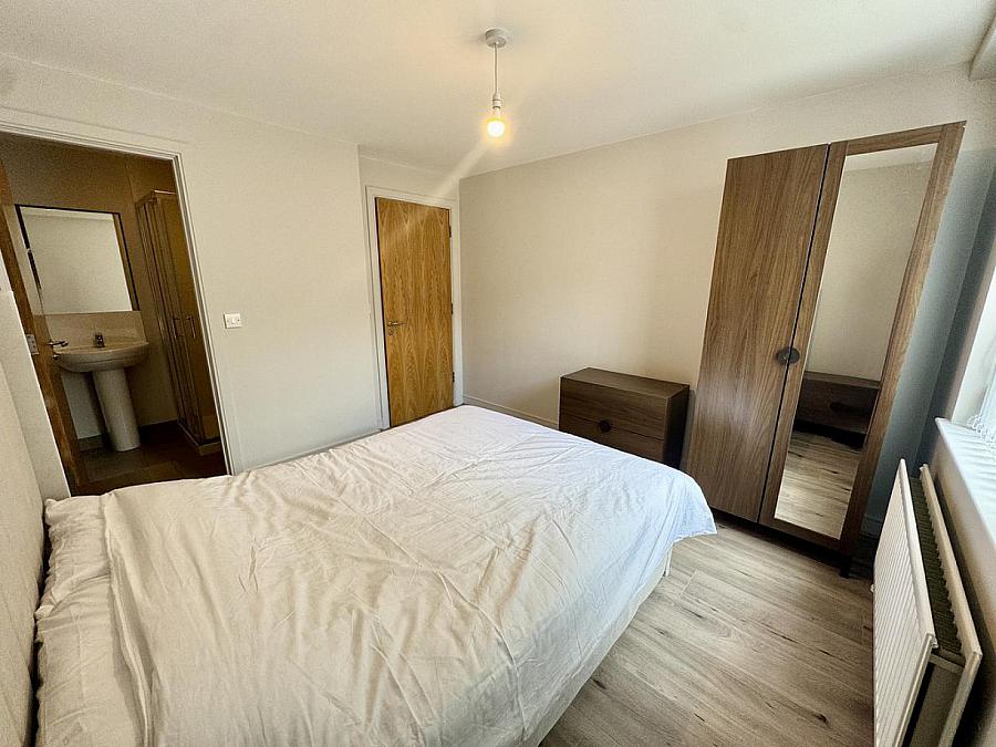 Apt 14 Victoria Place