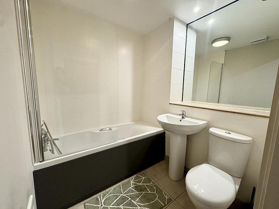 Apt 14 Victoria Place