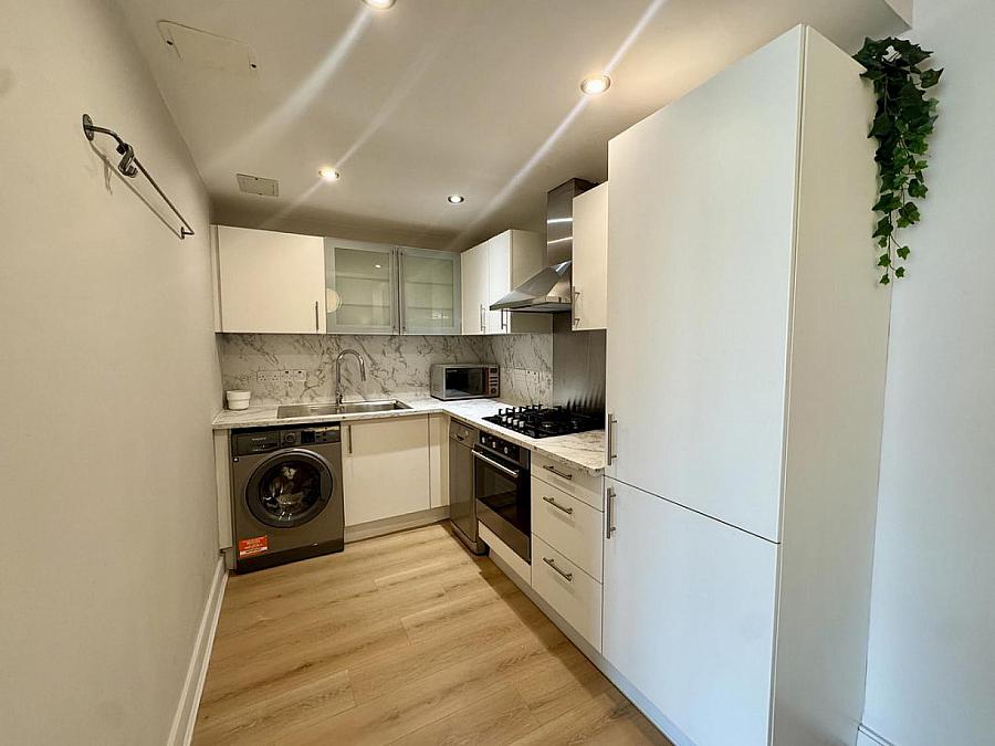 Apt 14 Victoria Place