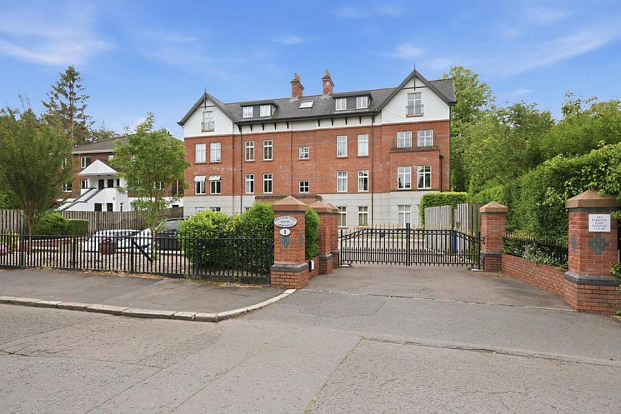 Apt 4, 1 Deramore Park South