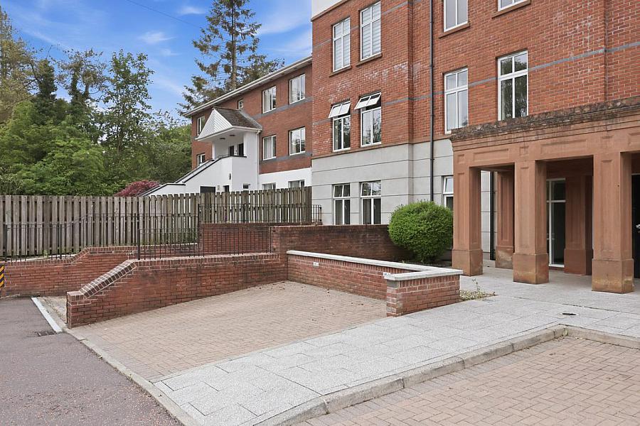 Apt 4, 1 Deramore Park South