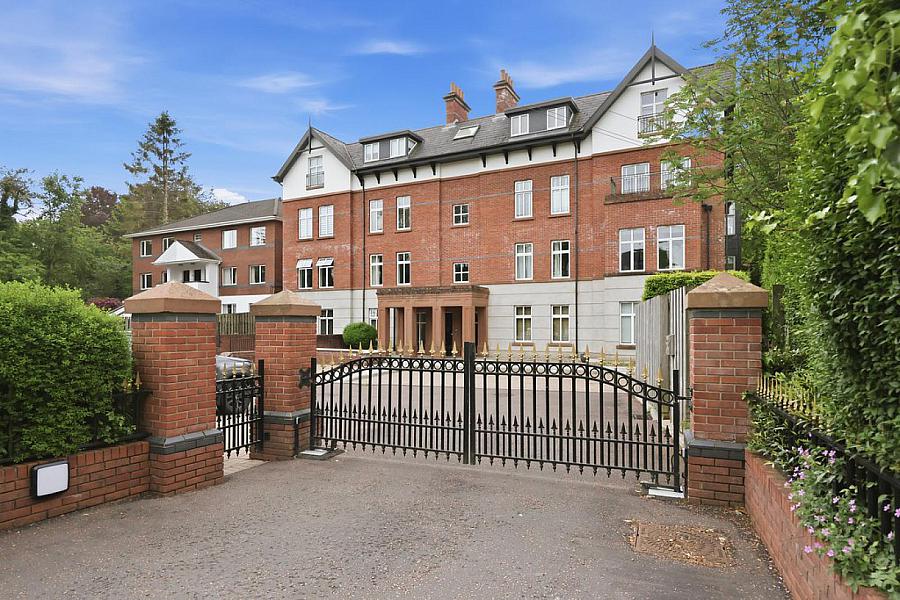 Apt 4, 1 Deramore Park South