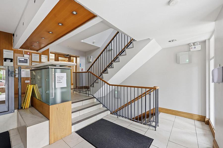 Apt 4, 1 Deramore Park South