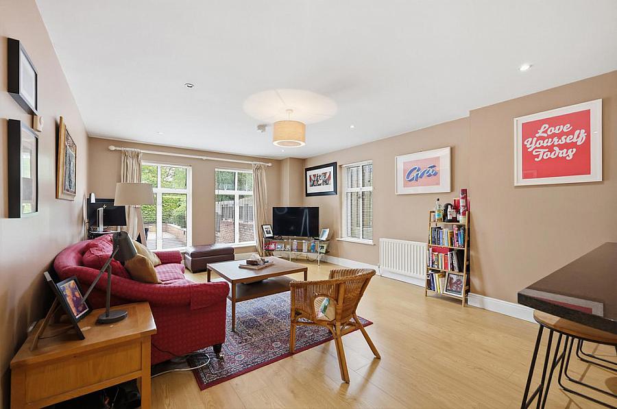 Apt 4, 1 Deramore Park South
