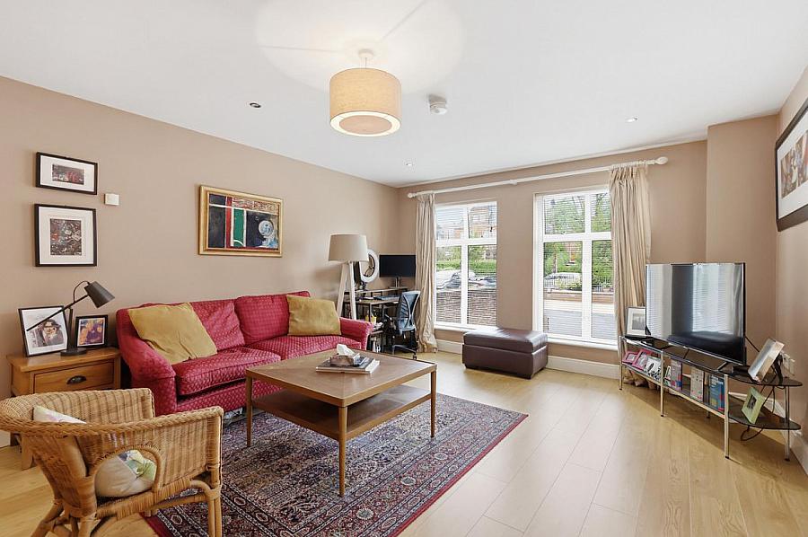 Apt 4, 1 Deramore Park South